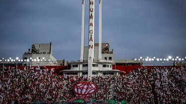El gesto de los hinchas de Huracán en el minuto de silencio por el papa Francisco