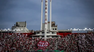 El gesto de los hinchas de Huracán en el minuto de silencio por el papa Francisco