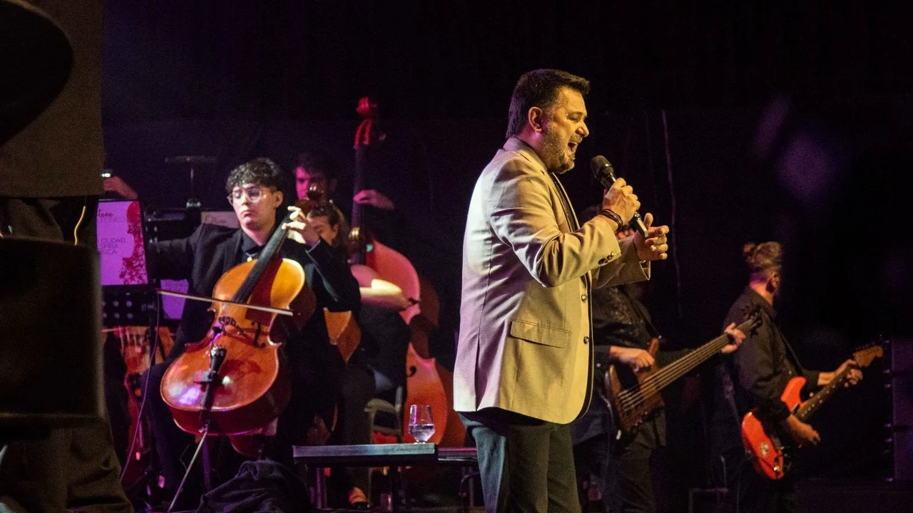 Jorge Rojas cantando