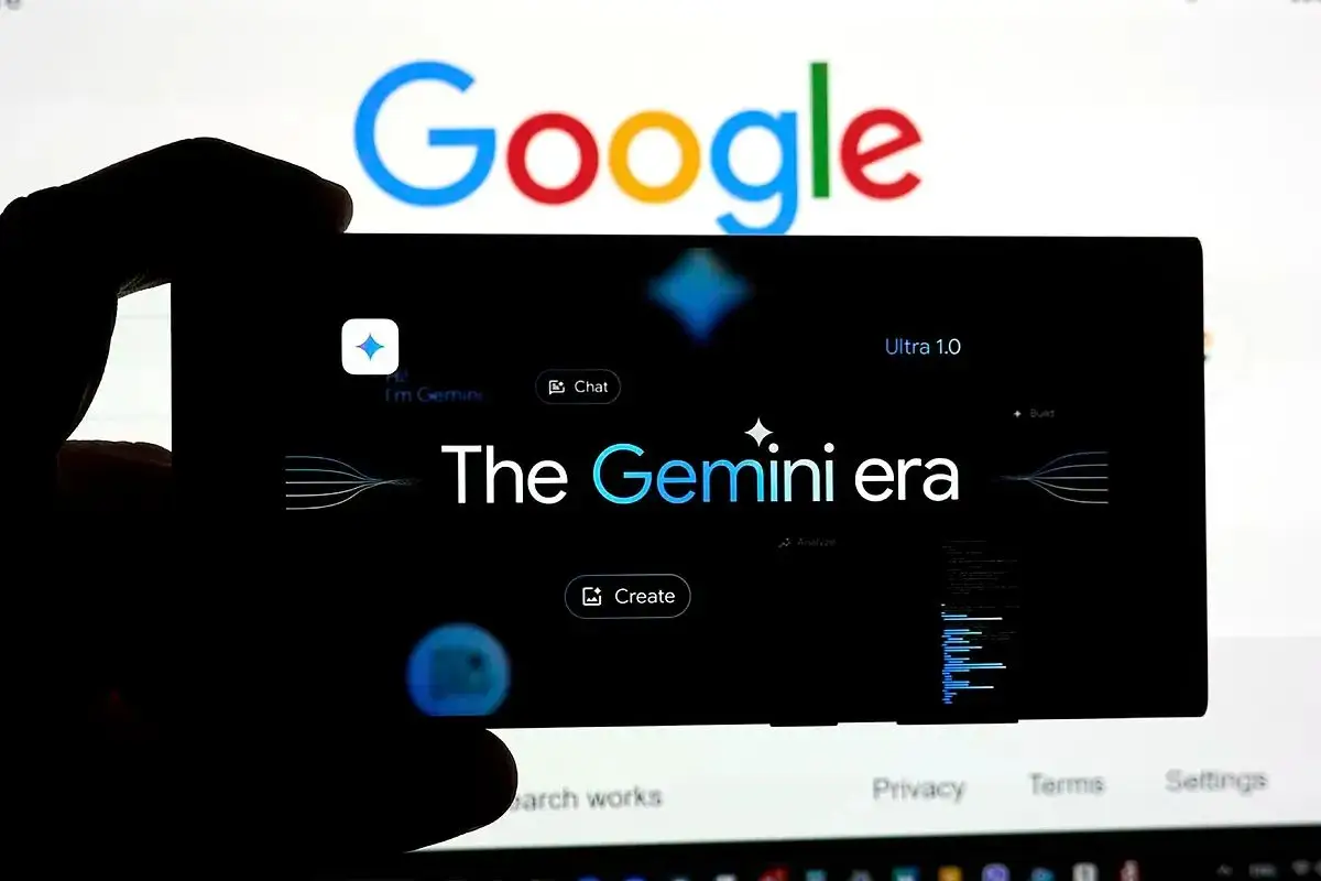 TÃpografia de Gemini en un celular y el logo de Google.