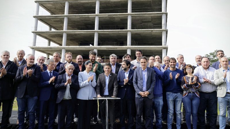 Kicillof arrancó la campaña junto a intendentes con críticas al Estado ausente de Milei