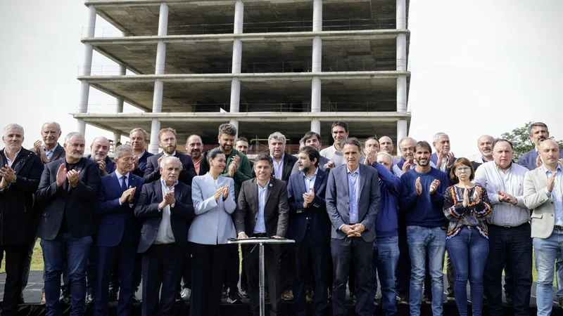 Kicillof arrancó la campaña junto a intendentes con críticas al Estado ausente de Milei