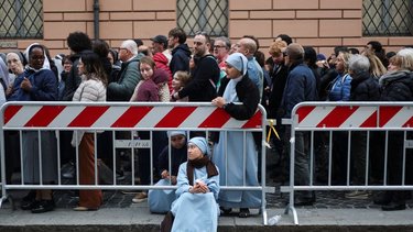 La Basílica de San Pedro reabre sus puertas a los fieles que despiden al papa Francisco