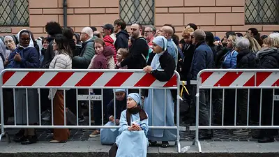 La Basílica de San Pedro reabre sus puertas a los fieles que despiden al papa Francisco La Basílica de San Pedro reabre sus puertas a los fieles que despiden al papa Francisco