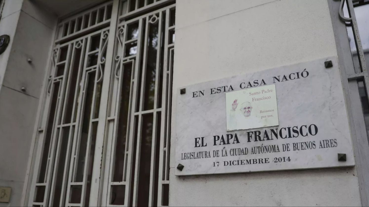 El frente de la casa donde nació y vivió el papa Francisco