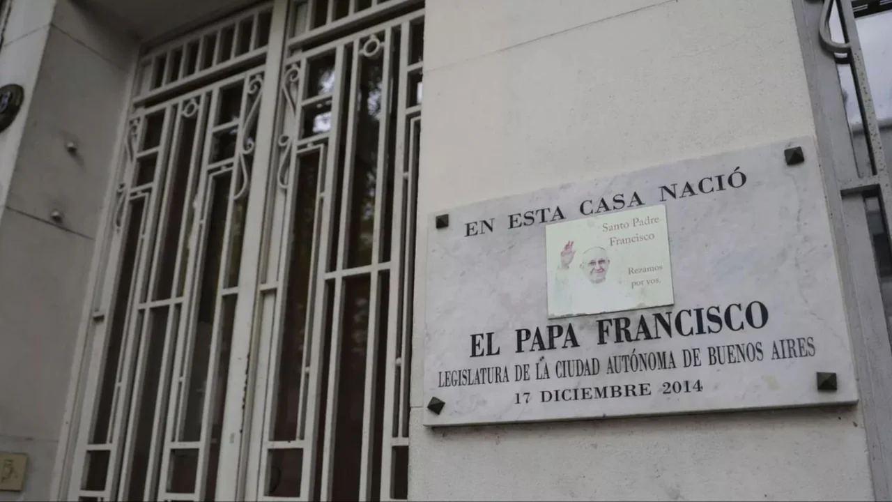 El frente de la casa donde nació y vivió el papa Francisco