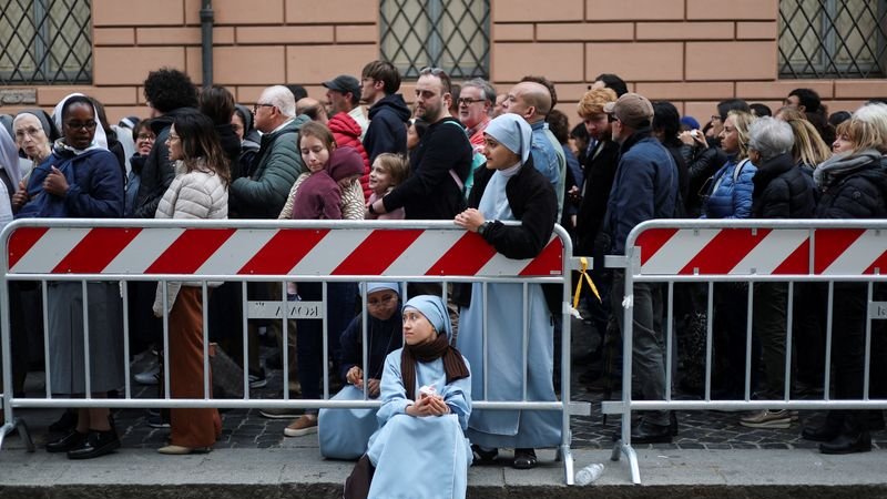 Miles de personas hacen cola para dar el último adiós al papa Francisco en el Vaticano