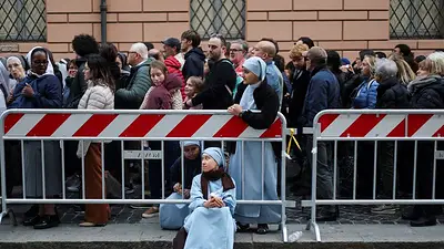 Miles de personas hacen cola para dar el último adiós al papa Francisco en el Vaticano Miles de personas hacen cola para dar el último adiós al papa Francisco en el Vaticano