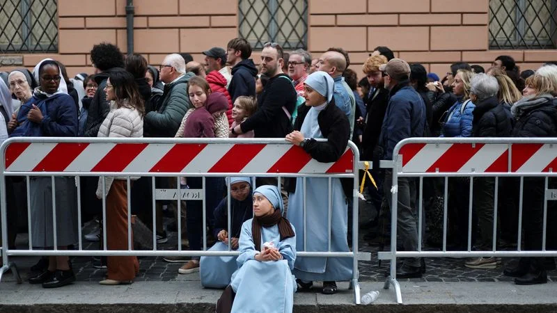 Miles de personas hacen cola para dar el último adiós al papa Francisco en el Vaticano