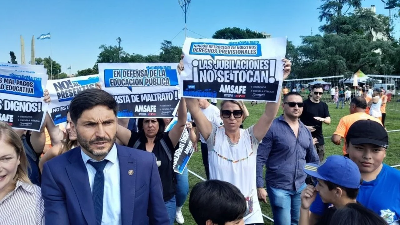 En medio de la crisis salarial, Pullaro convocó a docentes y estatales para negociar paritarias: "Basta de ajuste"