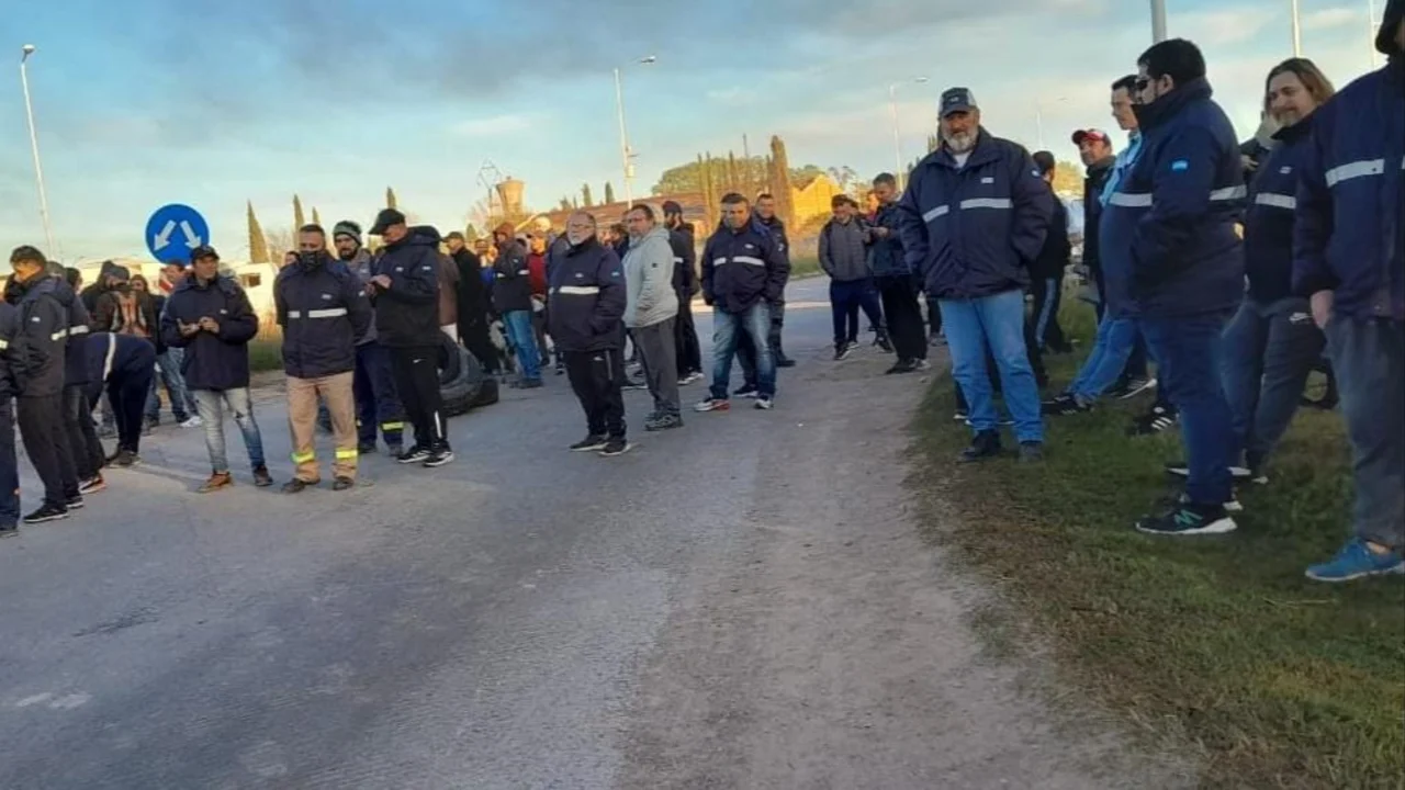 Despidos en Cerro Negro: trabajadores cortan una ruta en Olavarría