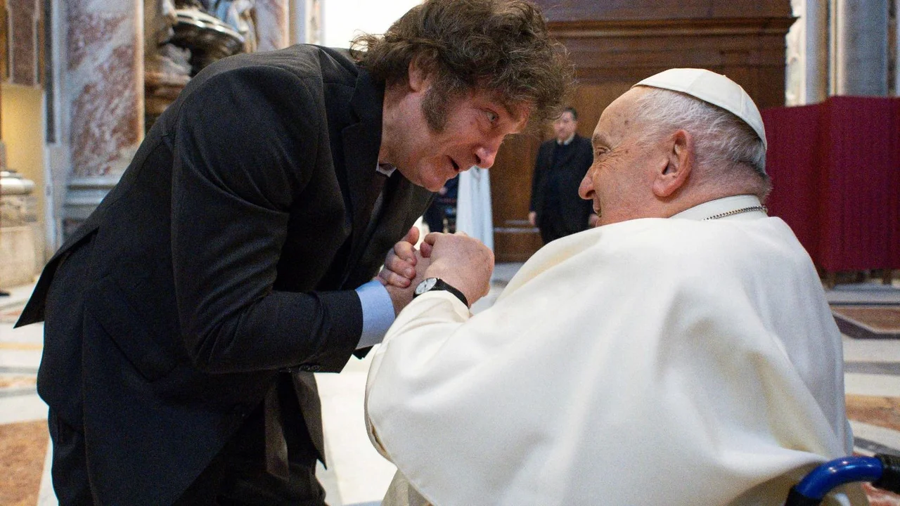 De "imbécil" y "maligno" al "argentino más importante": el cambio de Milei sobre el Papa