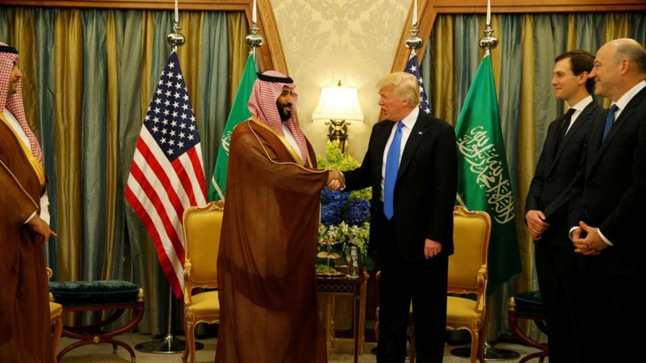 Trump podría ofrecer a Arabia Saudita paquete armas por 100.000 millones dólares: fuentes