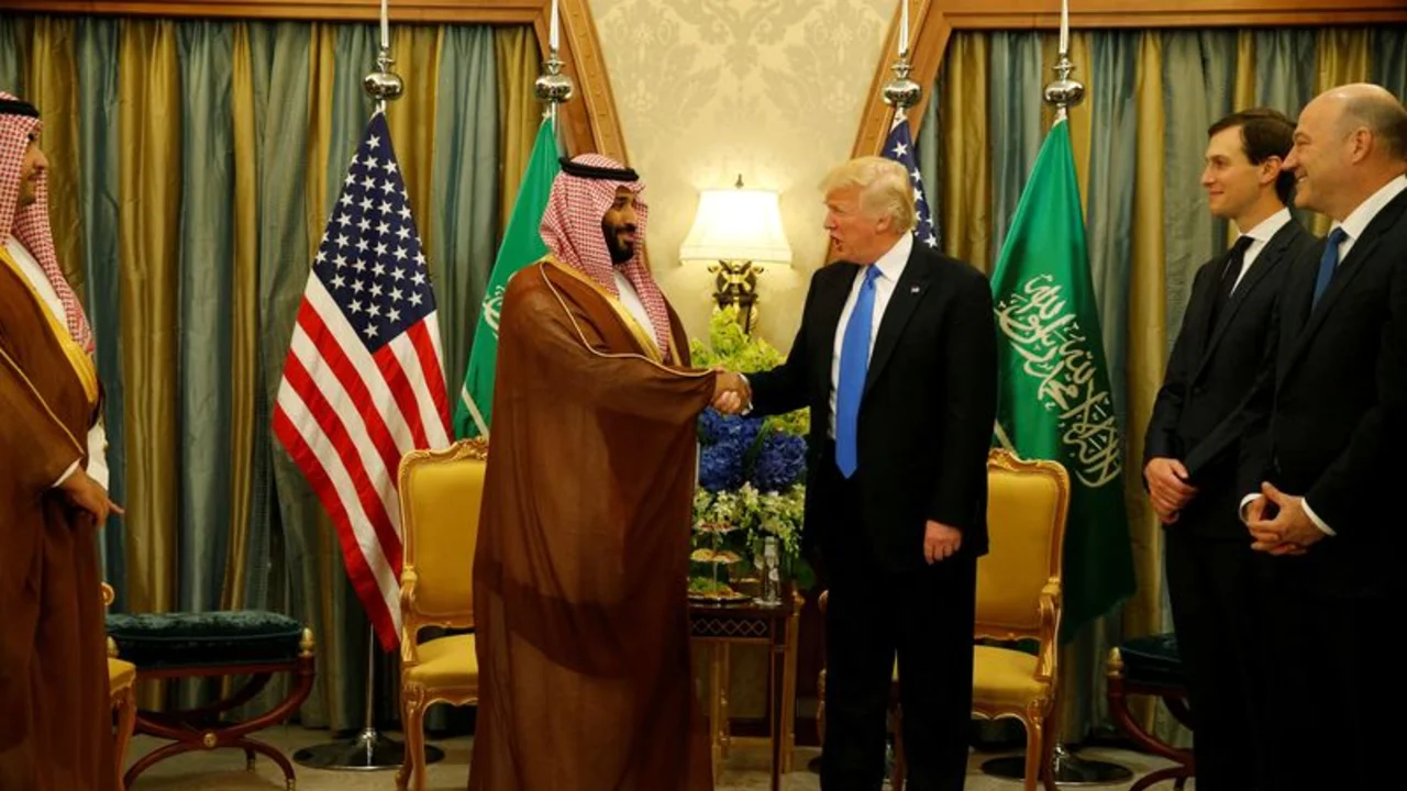 Trump podría ofrecer a Arabia Saudita paquete armas por 100.000 millones dólares: fuentes