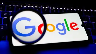 Logo de Google y una lupa Logo de Google y una lupa