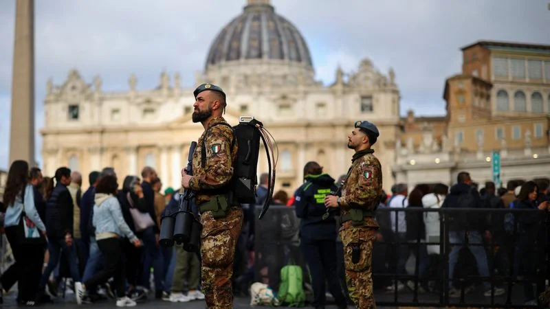 Los fieles acuden en masa a Basílica de San Pedro el último día para presentar sus respetos al papa
