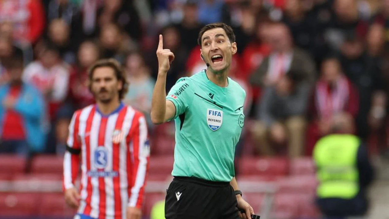El árbitro de la final de la Copa del Rey llora por las críticas de Real Madrid TV
