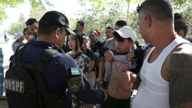 Migrantes, disuadidos por represión fronteriza de Trump, esperan ayuda de ONU para regresar a casa