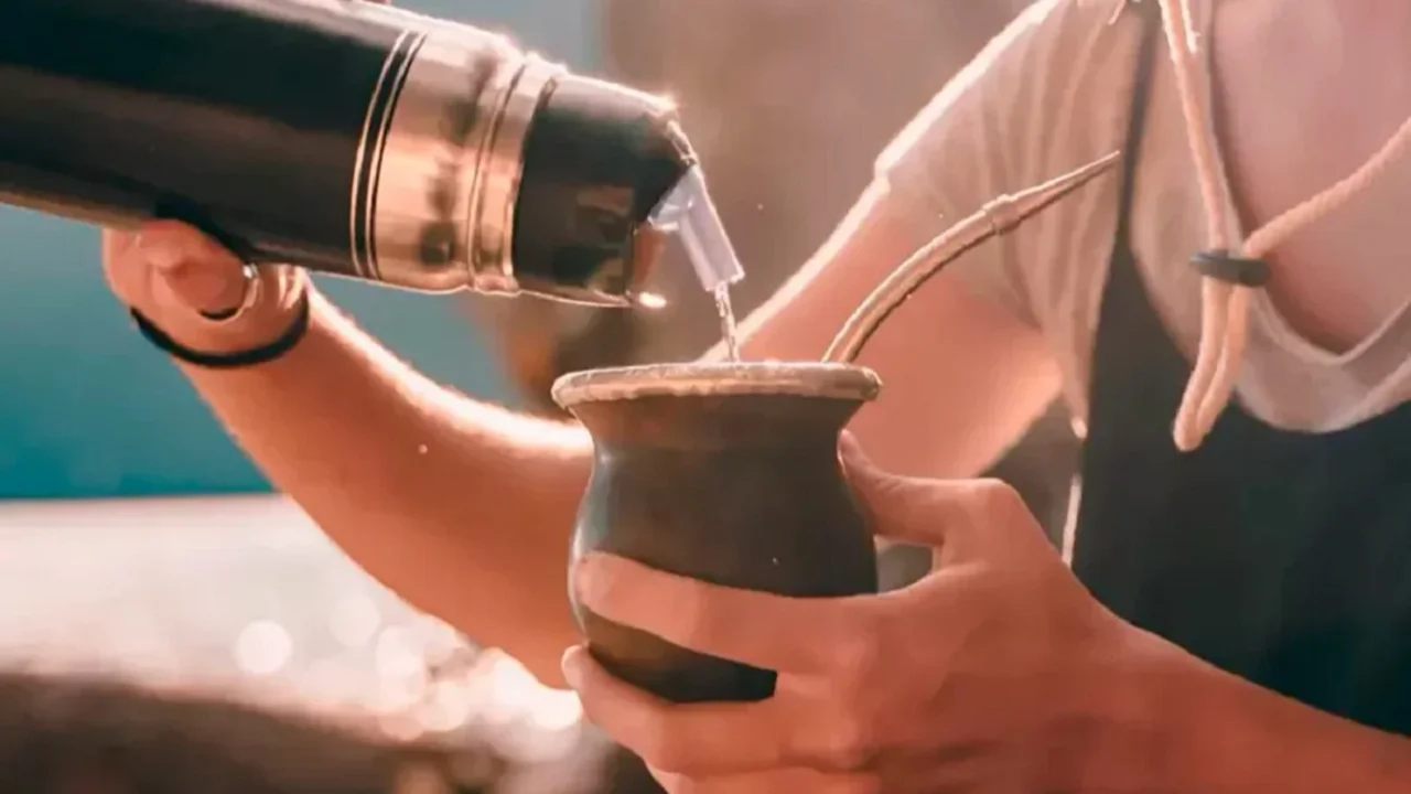 Persona cebando mate.