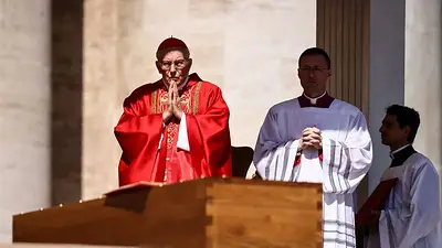 El sermón fúnebre del cardenal destaca el llamado del Papa a Trump a "construir puentes, no muros" El sermón fúnebre del cardenal destaca el llamado del Papa a Trump a "construir puentes, no muros"