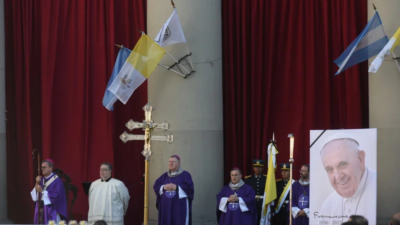 "Un faro que iluminaba la oscuridad": la definición del arzobispo sobre Francisco durante su homenaje