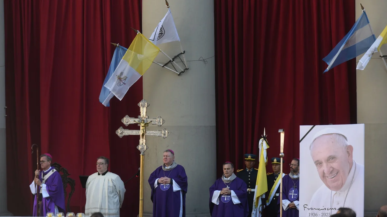 "Un faro que iluminaba la oscuridad": la definición del arzobispo sobre Francisco durante su homenaje