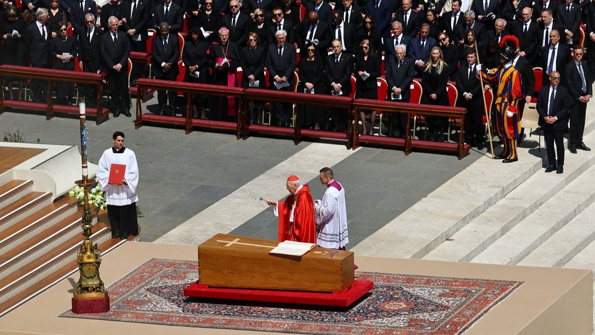 Las EMOTIVAS exequias en la MISA homenaje para el PAPA FRANCISCO en el ...