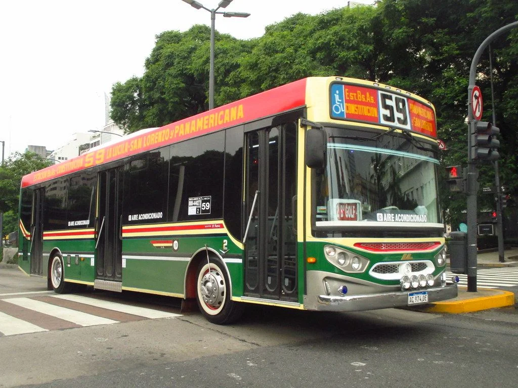 Linea de colectivos que pasa por Metrobus, trenes y colectivos