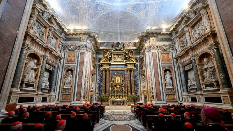 Los cardenales católicos se reúnen para debatir la fecha del cónclave del nuevo papa