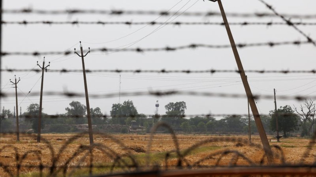 EXCLUSIVA-Ministro de Defensa de Pakistán dice que incursión militar de India es inminente