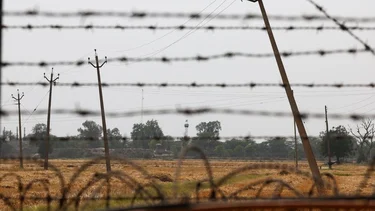 EXCLUSIVA-Ministro de Defensa de Pakistán dice que incursión militar de India es inminente