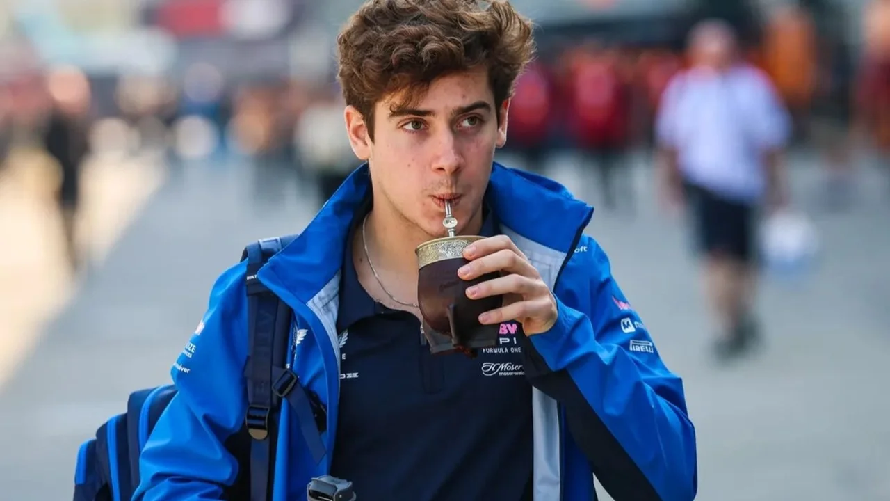 Franco Colapinto tomando mates en el paddock.