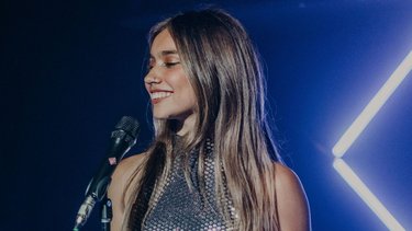 Entre sueños y escenarios: Juli Obregón, la nueva cara del pop argentino