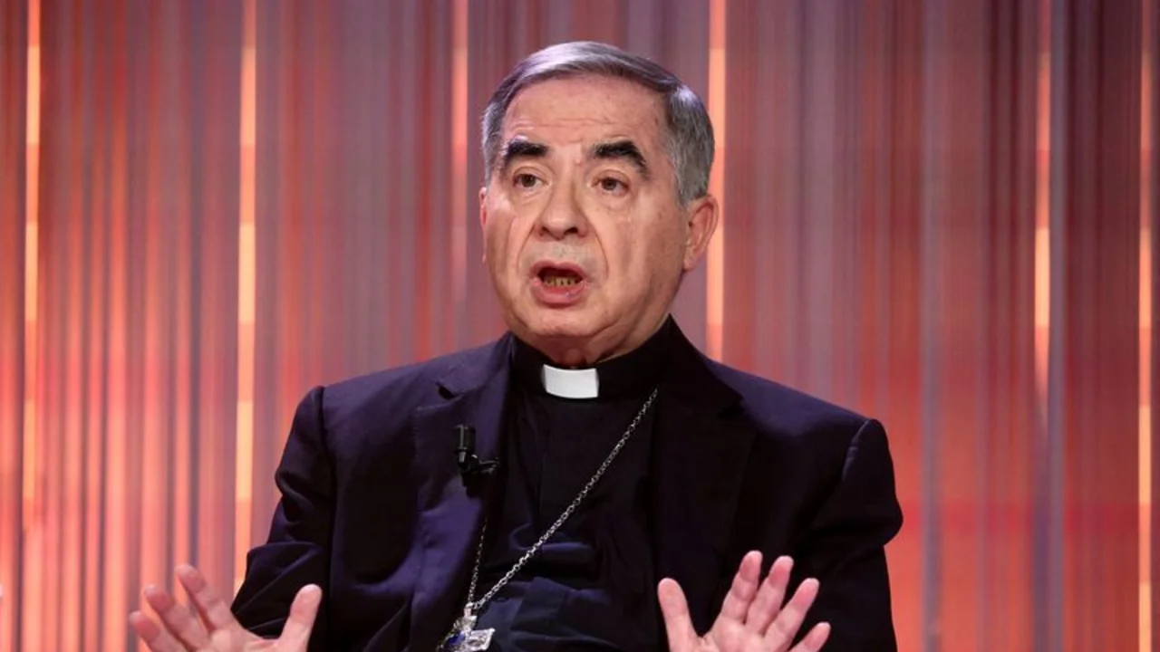 El cardenal condenado Becciu no estará en el cónclave para elegir al nuevo papa
