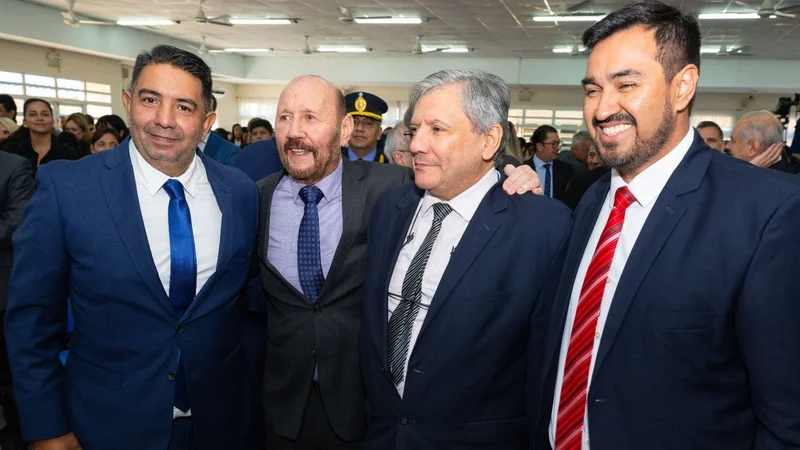 Tras el contundente apoyo del peronismo, Insfrán encabezó el acto de asunción del nuevo intendente de Clorinda