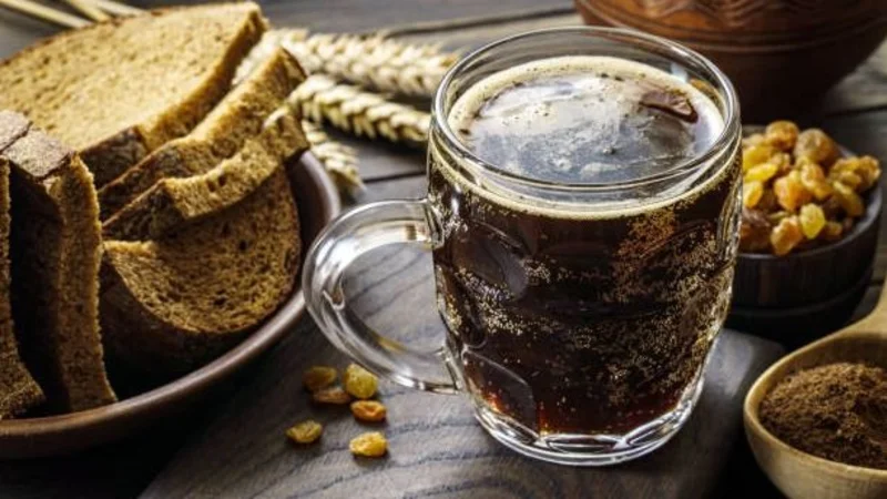 Cuál es la bebida fermentada de Lituania que es ideal para combatir los síntomas del resfrío. Cómo consumir kvas o jirafa, la bebida fermentada de Lituania.