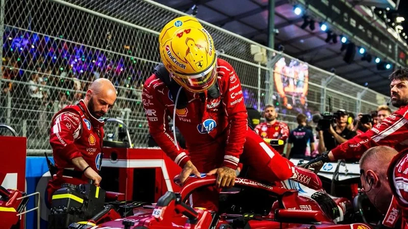 Lewis Hamilton saliendo del Ferrari.