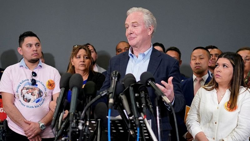 Senador de EEUU presiona a Trump sobre detenido por error, tras alegar El Salvador acuerdo económico