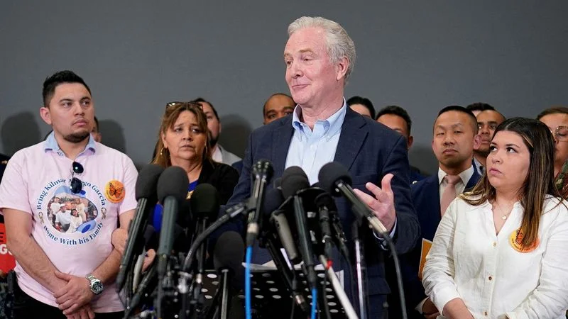 Senador de EEUU presiona a Trump sobre detenido por error, tras alegar El Salvador acuerdo económico