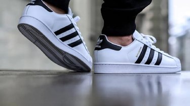Tienda de ropa deportiva "liquida" zapatillas desde 50 mil pesos