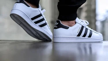 Tienda de ropa deportiva "liquida" zapatillas desde 50 mil pesos