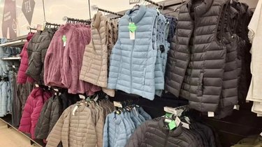 Furor por la promoción de buzos y camperas en un histórico supermercado