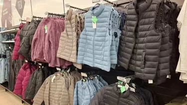 Furor por la promoción de buzos y camperas en un histórico supermercado