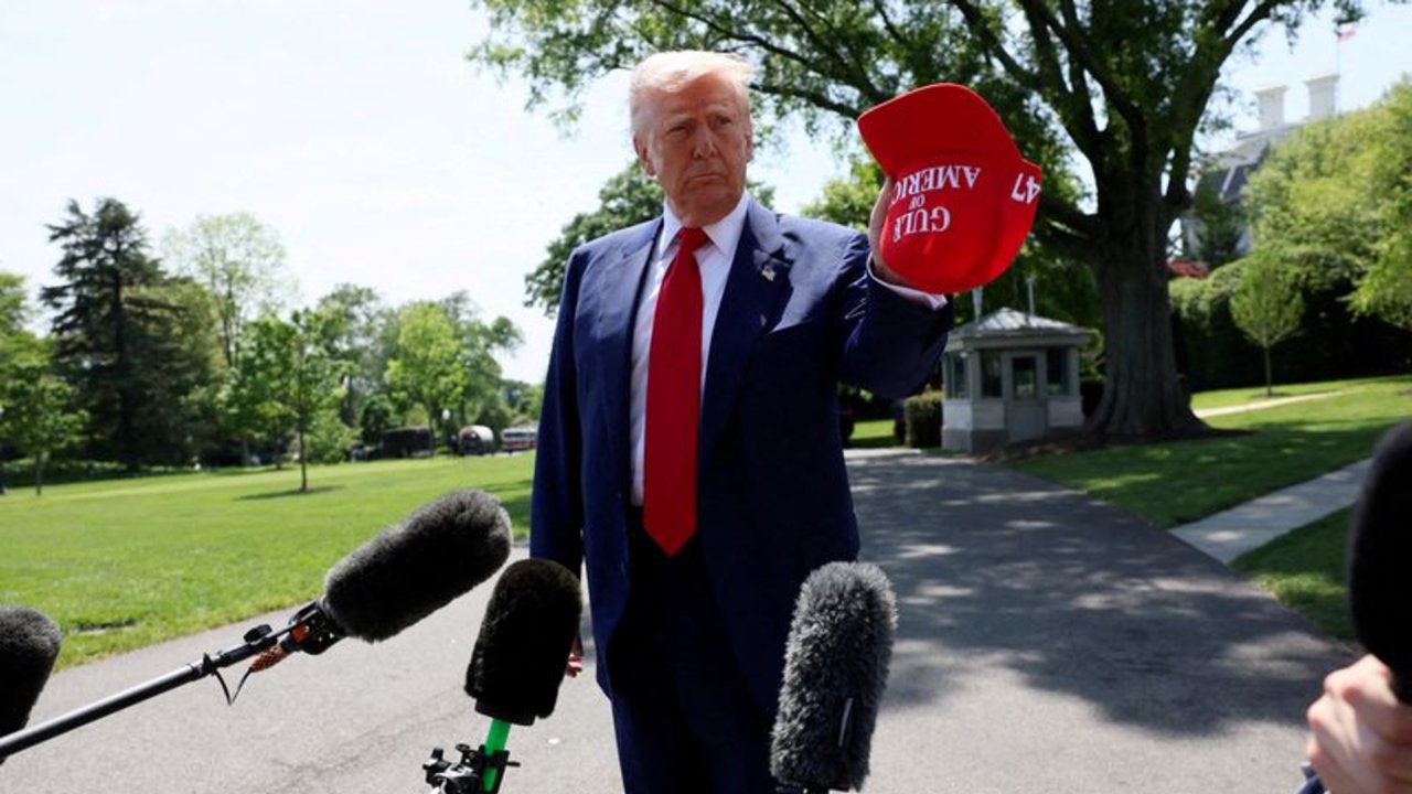Trump bromea con periodistas, dice que le gustaría ser el próximo papa