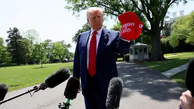 Trump bromea con periodistas, dice que le gustaría ser el próximo papa Trump bromea con periodistas, dice que le gustaría ser el próximo papa