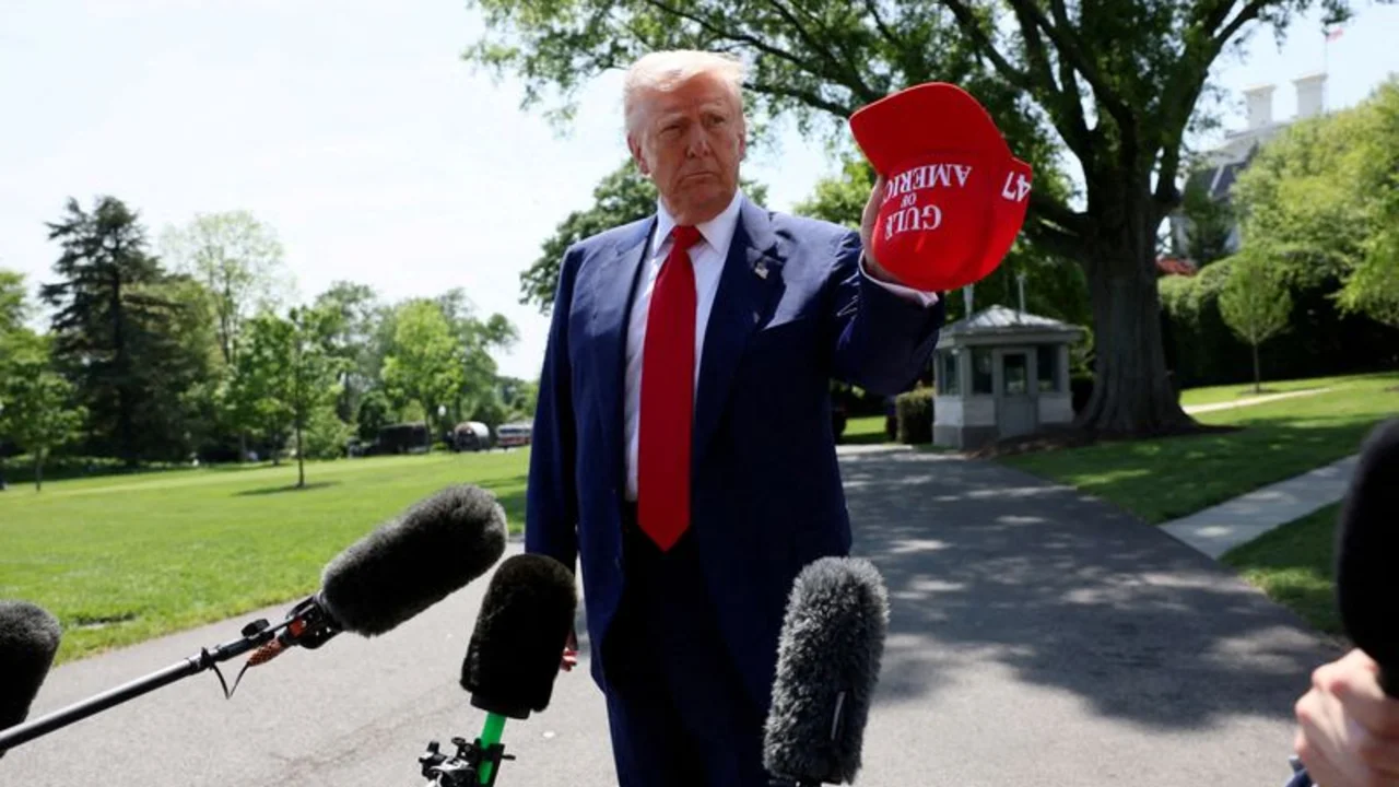 Trump bromea con periodistas, dice que le gustaría ser el próximo papa