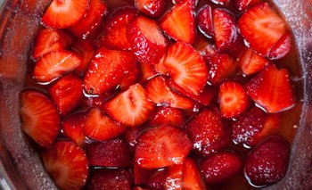 La sorpresa que puede producir mojar las frutillas con agua y sal | Trucos