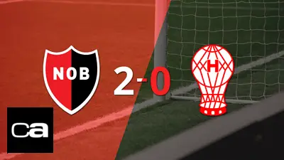 Newell`s celebró una victoria 2-0 sobre Huracán Newell`s celebró una victoria 2-0 sobre Huracán