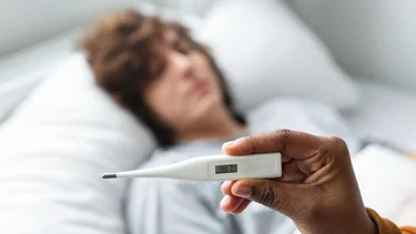 Qué es la fiebre tifoidea: síntomas, tratamiento y cómo se contagia