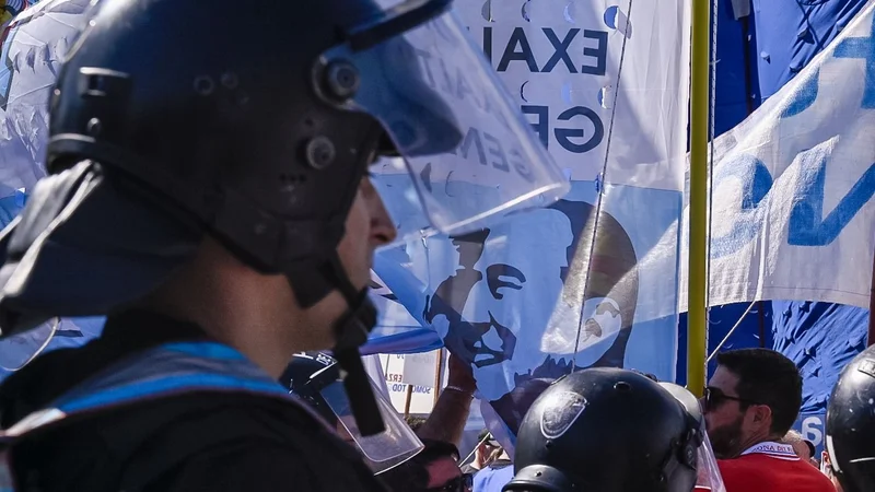 Rodeados por la Policía y Gendarmería, marcharon la CGT y los jubilados